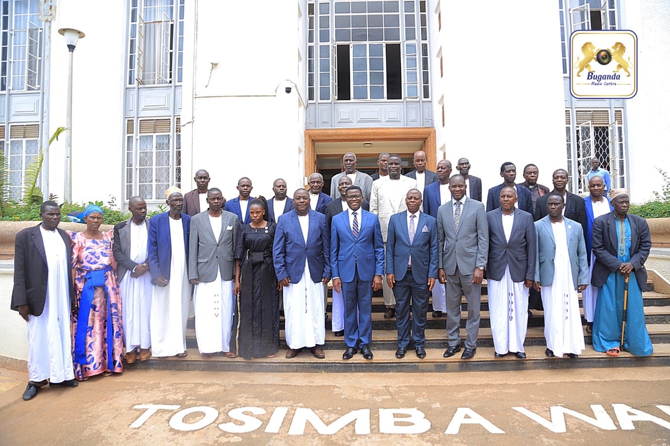 The new Lwomwa on the right-hand side of the katikkiro with the delegation from Ndiga clan